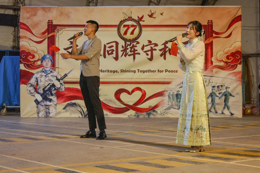 官兵演唱《我和我的祖国》。谭超波摄