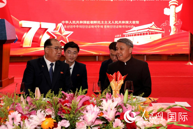 招待会期间，王亚军大使与金亨植委员长亲切交谈。人民网记者 刘融摄