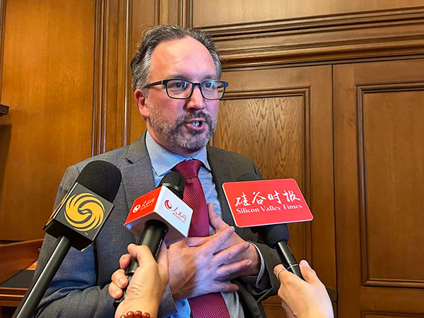 媒体记者采访参加升国旗仪式的美国嘉宾,旧金山歌剧院总经理马修·希尔沃克(Matthew Shilvock) 谢为人 摄