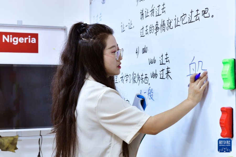 9月30日，在尼日利亚阿布贾，纳姆迪·阿齐克韦大学孔子学院中方教师邱楠在教学点给当地学生授课。新华社记者 洪泽华 摄