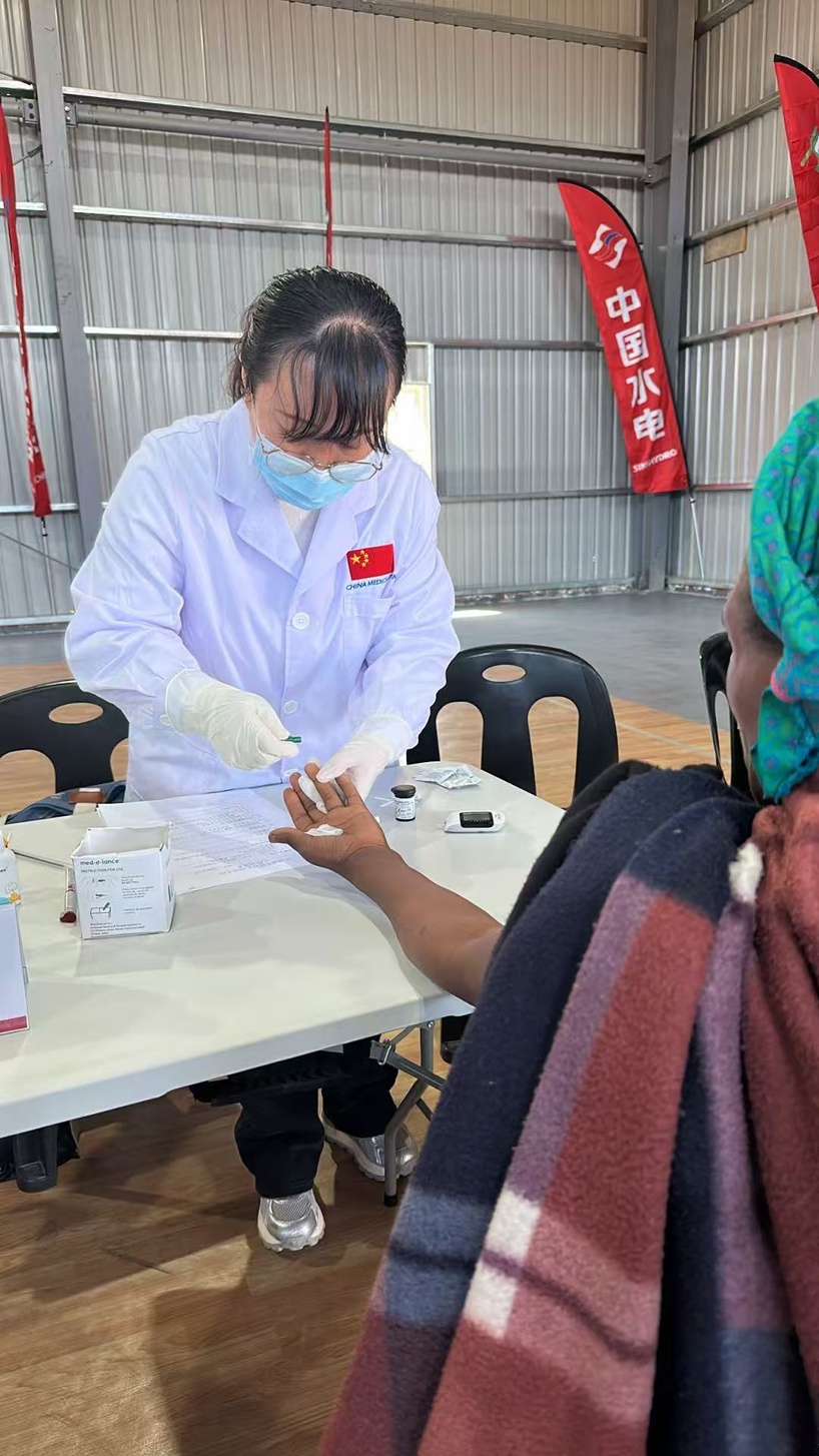 医疗队义诊现场。中国援莱医疗队供图
