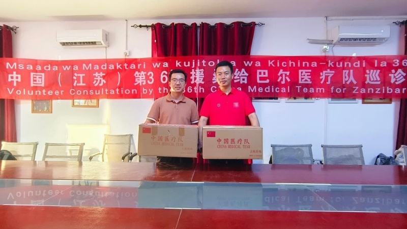 医疗队向中企项目捐赠常用药品。中土集团供图