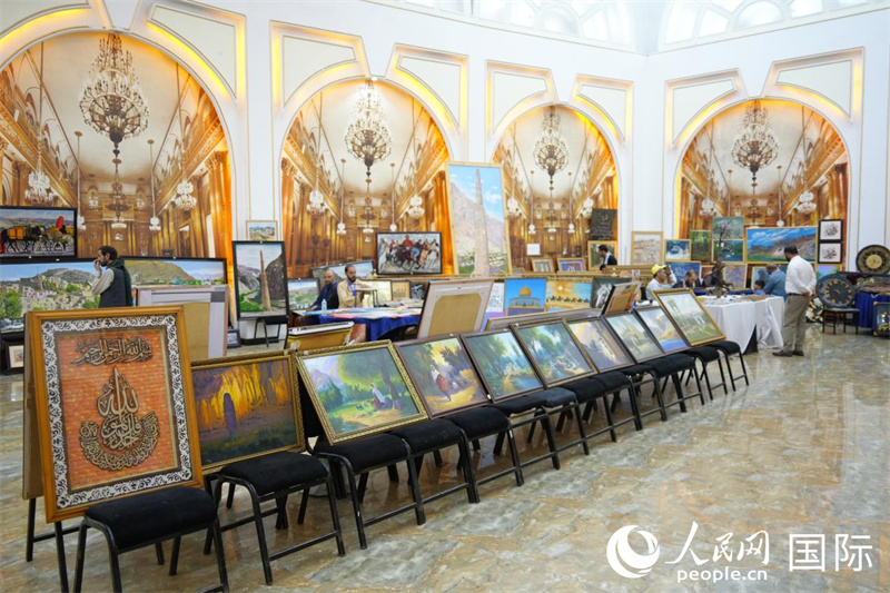 当地艺术家作品展示。人民网记者 章凯风摄