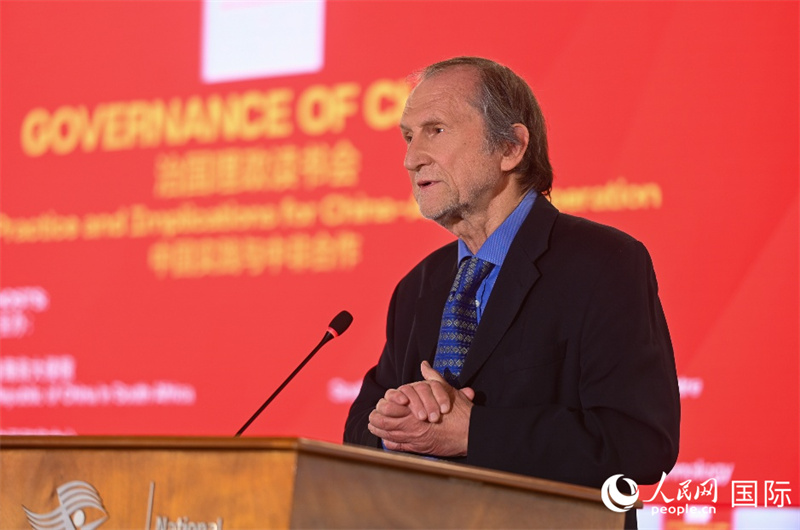 南非工程院院士凯文·华尔在读书会上发言。人民网 刘畅摄