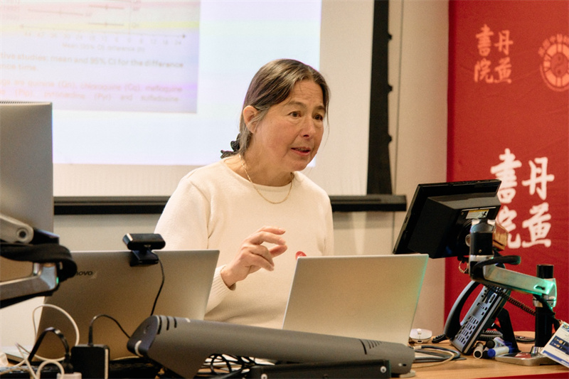 牛津大学教授许小丽就青蒿药用研究中的词语翻译问题作分享报告。杨浩鹏摄