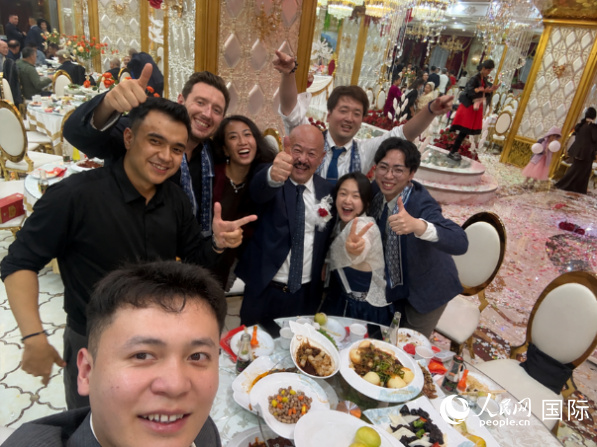 图为婚礼第三站，作者一行与新郎的父亲合影。人民网 柯明可摄