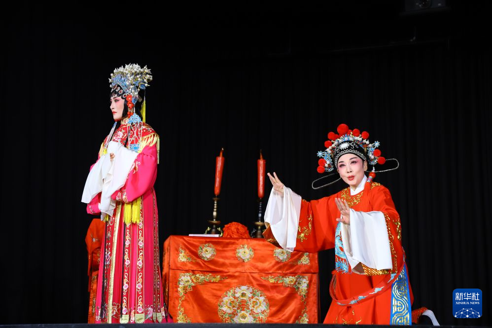 10月17日,在德国法兰克福,中国黄梅戏表演艺术家韩再芬(右)与演员共同表演黄梅戏《女驸马》。新华社记者 刘向 摄