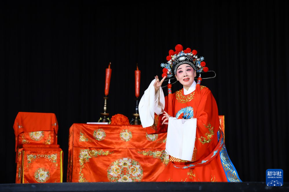 10月17日,在德国法兰克福,中国黄梅戏表演艺术家韩再芬表演黄梅戏《女驸马》。新华社记者 刘向 摄