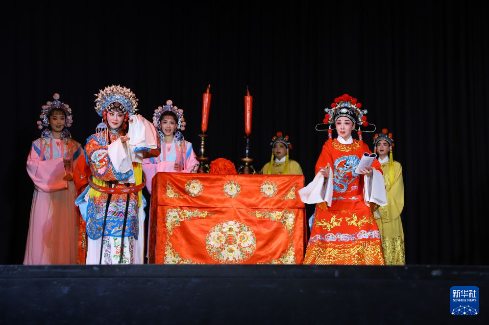 10月17日,在德国法兰克福,中国黄梅戏表演艺术家韩再芬(右)与演员共同表演黄梅戏《女驸马》。新华社记者 刘向 摄