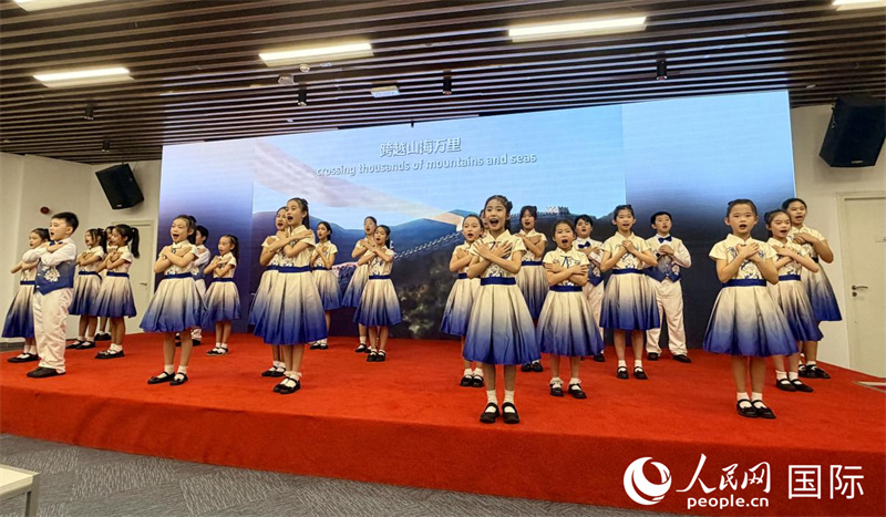 来自迪拜中国学校的儿童共同演唱《让世界充满爱》。人民网记者 焦翔摄