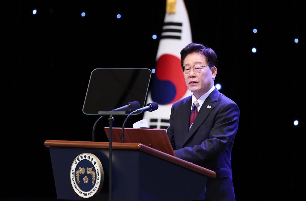 8月15日,在韩国首尔世宗文化会馆,韩国总统李在明发表致辞。新华社/纽西斯通讯社