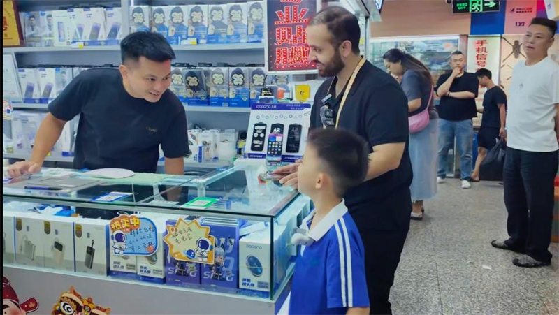 在深圳华强北电子市场，作者与一名10岁的中国男孩一起挑选电子产品。作者供图
