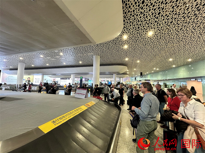 在深圳宝安机场等候提取行李的外籍旅客随处可见。作者供图