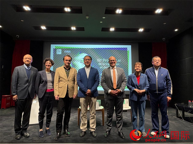 10月20日，第十八届傅雷翻译出版奖新闻发布会与会嘉宾合影。人民网记者 谢莹摄