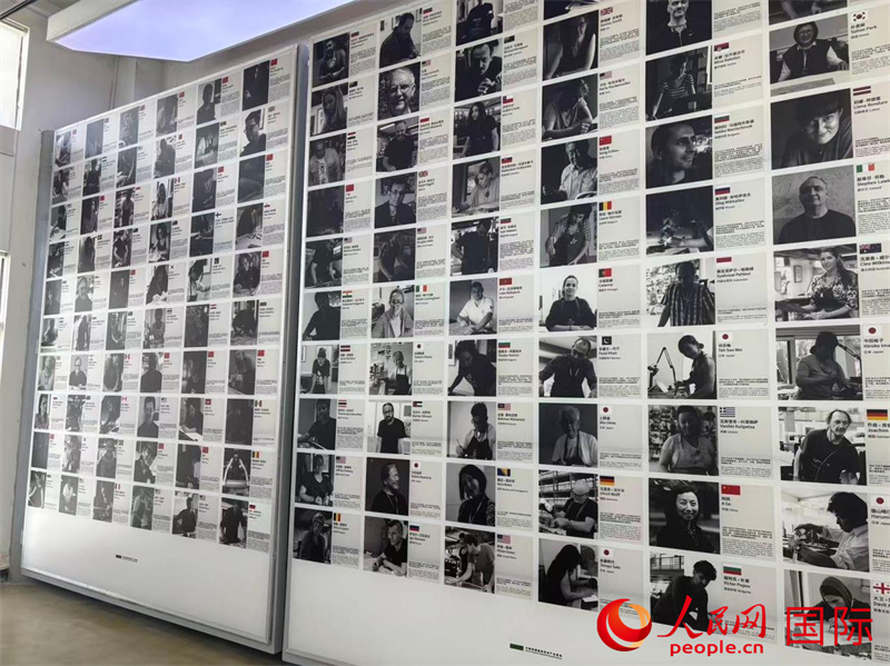 观澜版画原创产业基地展出曾在此驻留的各国版画艺术家的照片。人民网 赖强摄