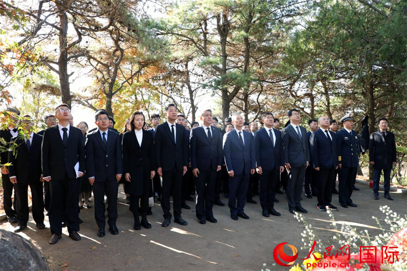 当地时间10月21日，中国驻朝鲜使馆凭吊平原郡见龙水库纪念碑。 人民网记者 刘融摄