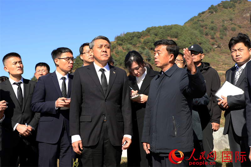 新阳郡人民委员会文化部部长李元宇向中方祭扫人员介绍抗美援朝战争期间志愿军同朝鲜军民在当地并肩战斗的经过和墓园修建维护情况。 人民网记者 刘融摄