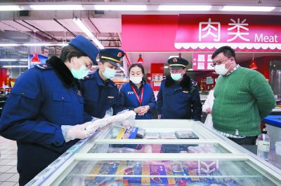 近日,栖霞区市场监督管理局执法人员对和燕路某超市进口冷链食品销售专区进行抽查。 南报融媒体记者 徐琦摄