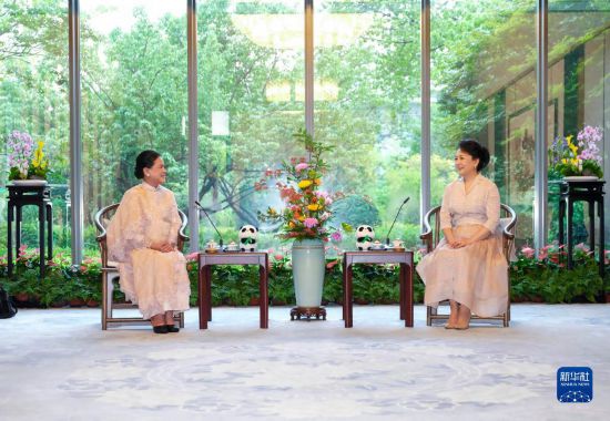 7月27日下午,国家主席习近平夫人彭丽媛在四川成都会见陪同印度尼西亚总统佐科来华出席第31届世界大学生夏季运动会开幕式并访华的总统夫人伊莉亚娜。新华社记者 丁林 摄