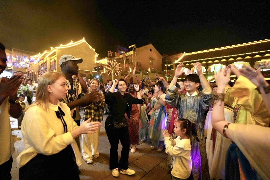 在阳城县郭峪古城陈雪婷同选手们、演员们载歌载舞。人民网 卢鹏宇摄