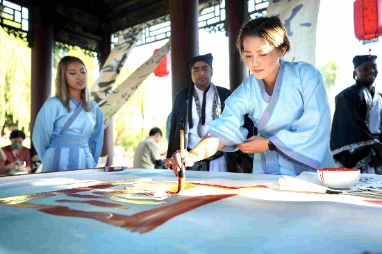 在阳城县海会书院,陈雪婷和选手们共同写下“家园”二字。人民网 卢鹏宇摄