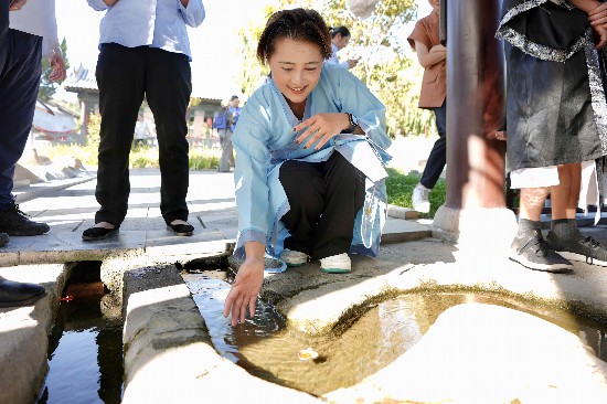 在阳城县海会书院“曲水流觞亭”,陈雪婷许下心愿。人民网 卢鹏宇摄