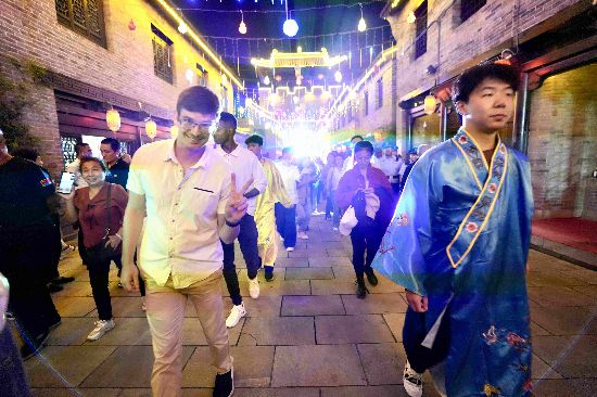 亚尼克与选手们夜游郭峪古城。人民网 卢鹏宇摄