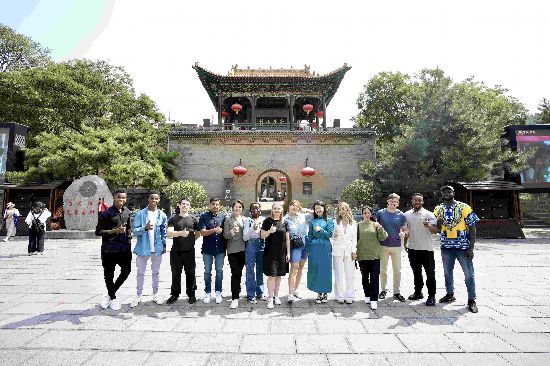 亚尼克与选手们在皇城相府合影。人民网 卢鹏宇摄