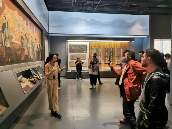 2023“一带一路”媒体合作论坛联合采访团参观中国药都中医药博物馆。(本报记者 黄超摄)