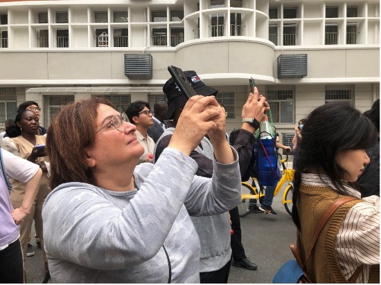 联合采访团团员参观巴公房子。(本报记者 强郁文摄)