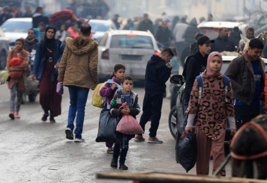 12月1日,在加沙地带南部城市汗尤尼斯,人们在以军恢复军事行动后逃离家园。新华社发(亚西尔·库迪摄)