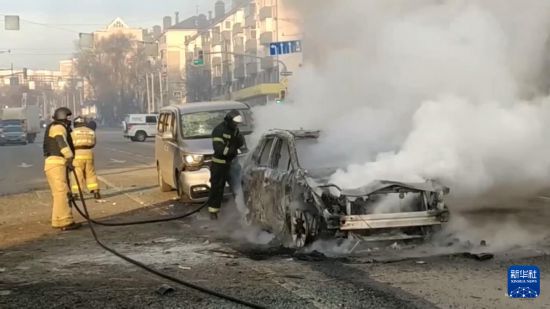 这张俄罗斯紧急情况部12月30日发布的视频截图显示,在俄罗斯别尔哥罗德市,工作人员在现场救援。新华社发