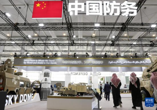 2月5日,在沙特阿拉伯利雅得,人们在中国展区参观。新华社记者 王东震 摄