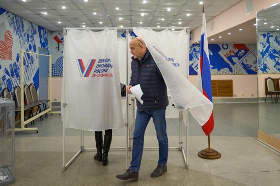 3月15日,当地居民在俄罗斯符拉迪沃斯托克参加总统选举投票。新华社发(郭飞洲摄)