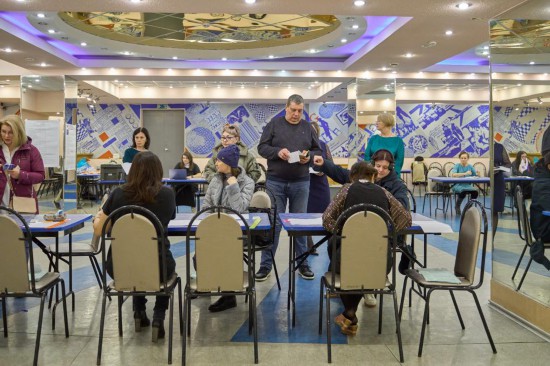 3月15日,当地居民在俄罗斯符拉迪沃斯托克排队登记参加总统选举投票。新华社发(郭飞洲摄)