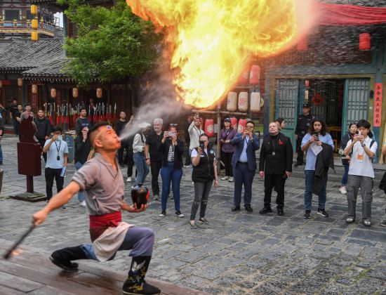 拉美和加勒比国家驻华使节、机构代表和记者在湖北省襄阳市唐城观看表演(4月22日摄)。新华社记者杜子璇摄