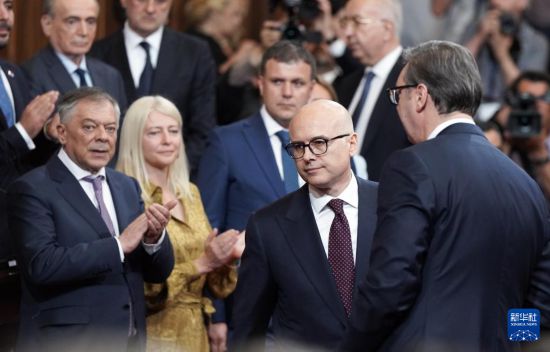 5月2日,在塞尔维亚贝尔格莱德,新一任政府总理武切维奇(中)出席就职仪式。新华社发(普雷德拉格·米洛萨夫列维奇摄)