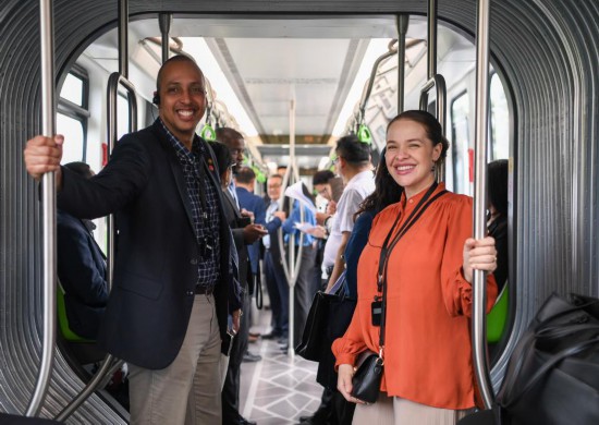 拉美和加勒比国家驻华使节、机构代表和记者在襄阳腾龙汽车有限公司参访(4月22日摄)。4月22日至25日,应外交部邀请,由25个拉美和加勒比国家的驻华使节、机构代表和媒体记者等组成的代表团访鄂,感受中国新质生产力发展脉动,探索中拉合作新机遇。新华社记者杜子璇摄