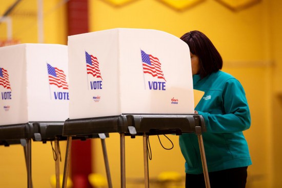 3月5日,美国2024年总统选举迎来所谓“超级星期二”党内初选。图为选民在美国弗吉尼亚州彼得斯堡的投票点参与投票。新华社发(温斯特德·巴恩斯摄)