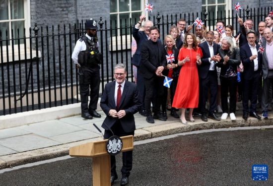 7月5日,基尔·斯塔默在英国伦敦唐宁街10号首相府前准备发表讲话。 新华社记者 李颖 摄