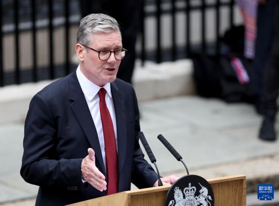 7月5日,基尔·斯塔默在英国伦敦唐宁街10号首相府前发表讲话。 新华社记者 李颖 摄