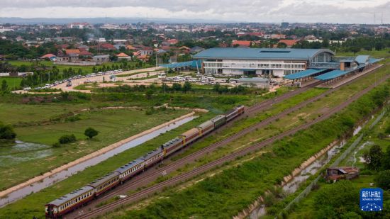 7月20日,首趟老挝泰国跨境铁路客运列车抵达老挝万象坎萨瓦站(无人机照片)。新华社发(凯乔摄)