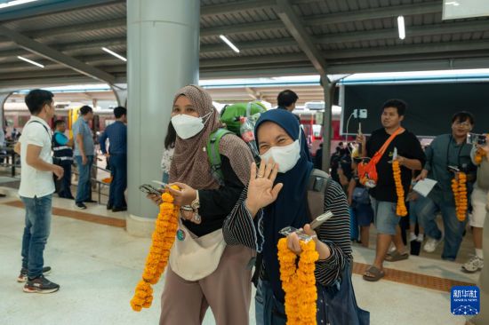 7月20日,乘客搭乘首趟老挝泰国跨境铁路客运列车抵达老挝万象坎萨瓦站。新华社发(凯乔摄)