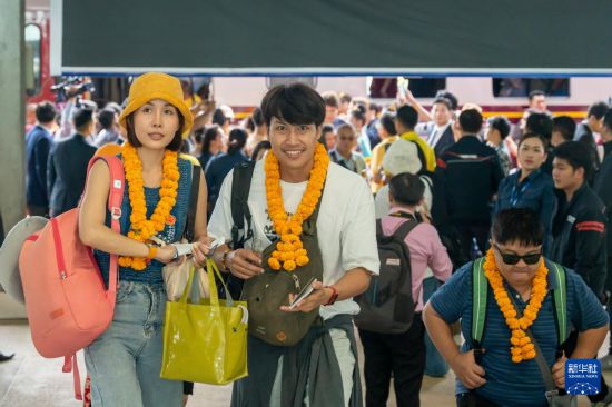 7月20日,首趟老挝泰国跨境铁路客运列车乘客抵达老挝万象坎萨瓦站。新华社发(凯乔摄)