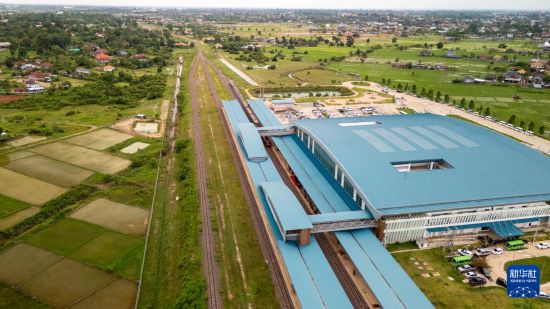 7月20日,首趟老挝泰国跨境铁路客运列车抵达老挝万象坎萨瓦站(无人机照片)。新华社发(凯乔摄)