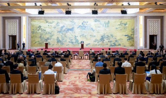 应中方邀请,巴勒斯坦14个派别高级别代表于7月21日至23日在北京举行和解对话。这是7月23日在北京拍摄的和解对话闭幕式。新华社记者翟健岚摄