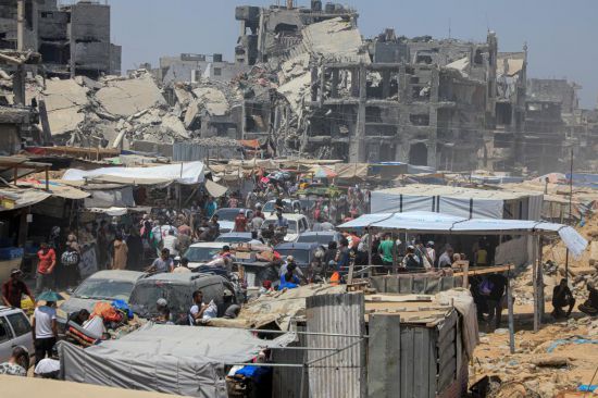 7月22日,在加沙地带南部城市汗尤尼斯,人们逃离家园。巴勒斯坦加沙地带卫生部门22日说,以色列军队当天轰炸汗尤尼斯,造成至少70人死亡、超过200人受伤。新华社发(里泽克·阿卜杜勒贾瓦德摄)