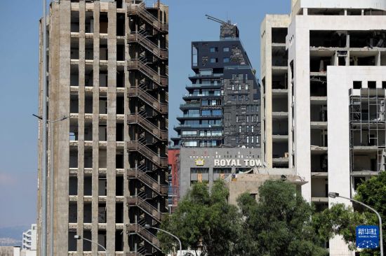 7月29日,在黎巴嫩贝鲁特,一些在大爆炸中受损的建筑仍在修缮中。新华社发(比拉尔·贾维希摄)