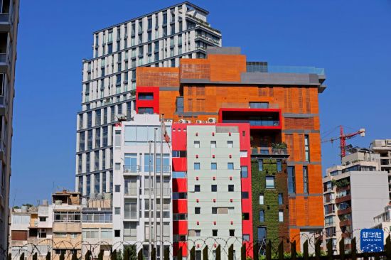 7月29日,在黎巴嫩贝鲁特,一座在大爆炸中受损的建筑已得到重建。新华社发(比拉尔·贾维希摄)