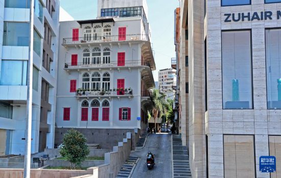 7月29日,在黎巴嫩贝鲁特,一座在大爆炸中受损的建筑已得到重建。新华社发(比拉尔·贾维希摄)